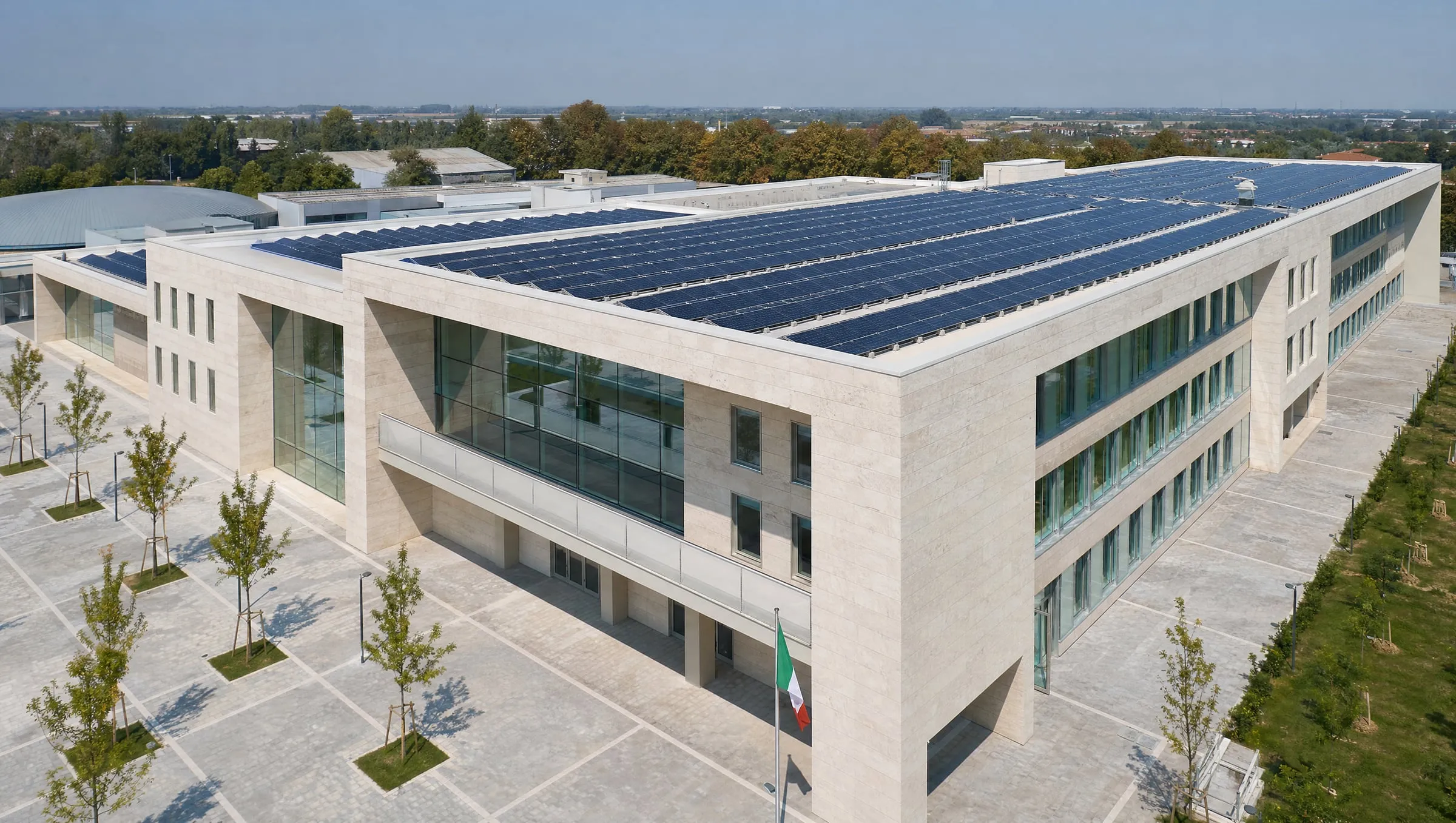 Edificio pubblico con impianto fotovoltaico sul tetto (immagine illustrativa)